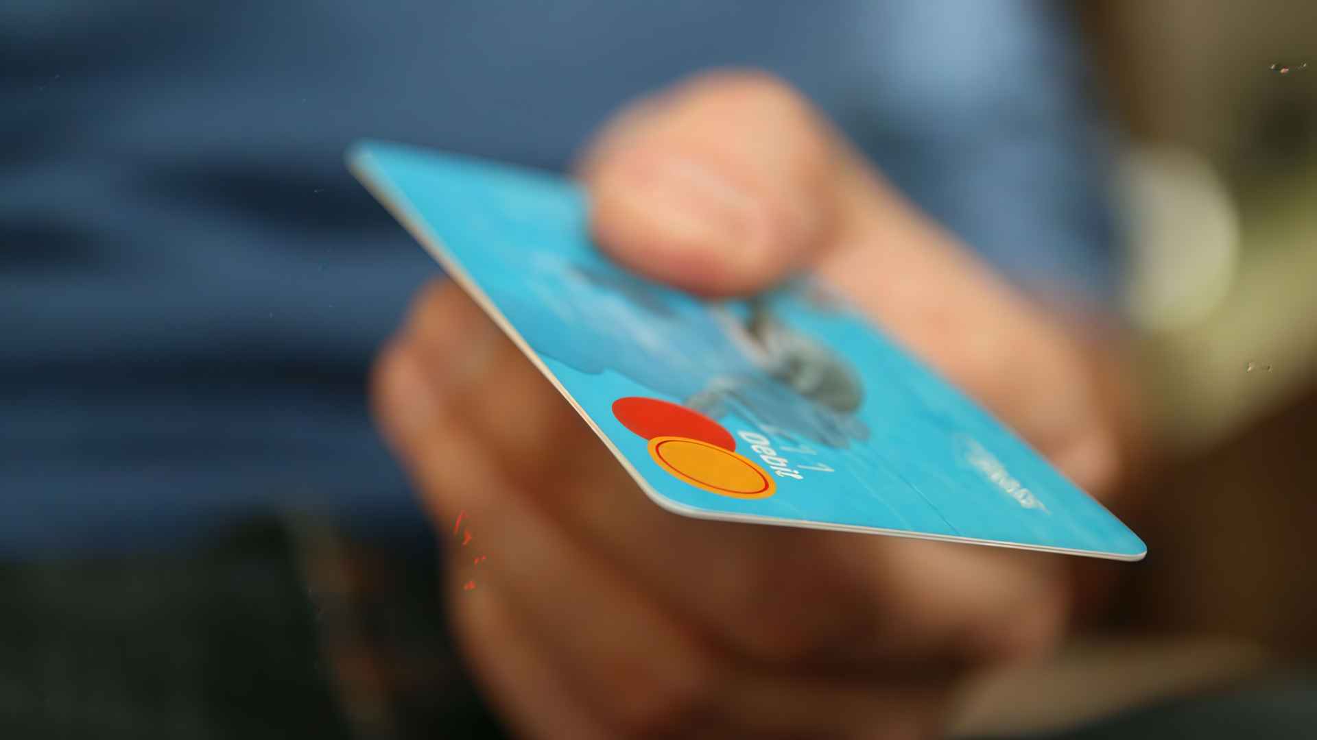 Как обналичить деньги с зарубежной карты в России и за границей